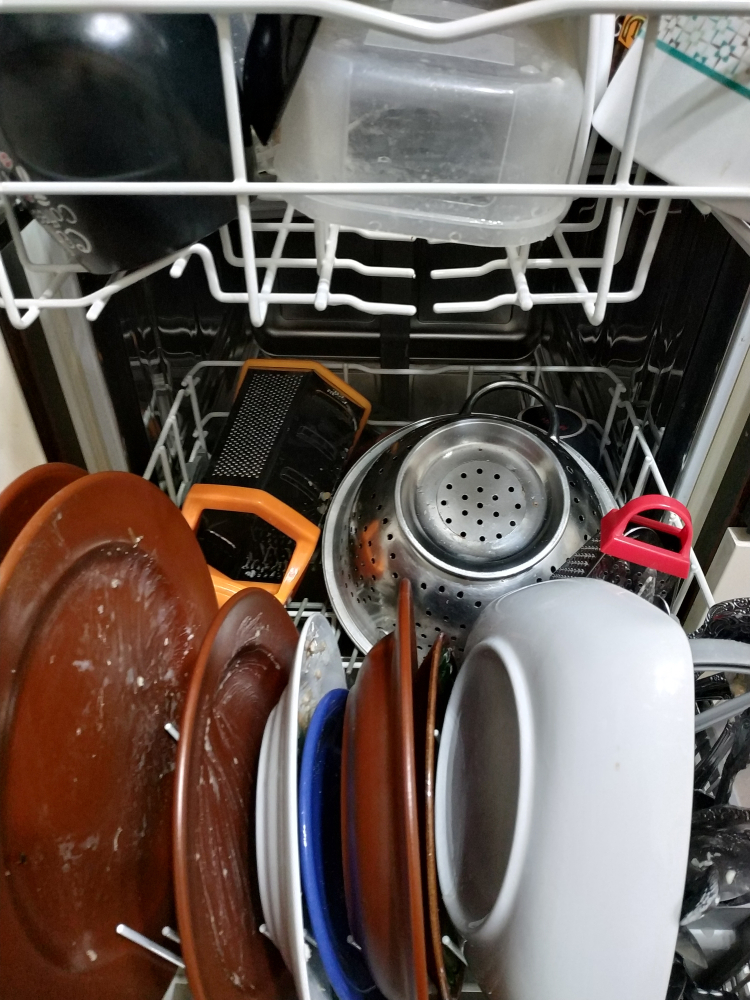 vaisselle-entassée-lave-vaisselle