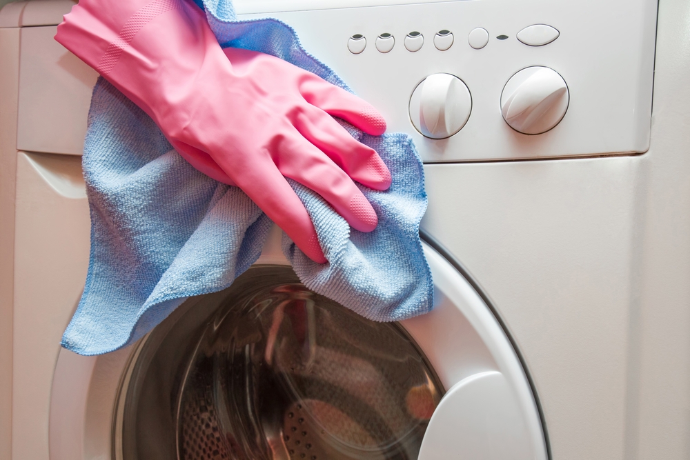 Nettoyage d'une machine à laver avec un gant