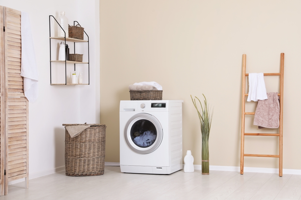 Machine à laver blanche dans une salle de bain